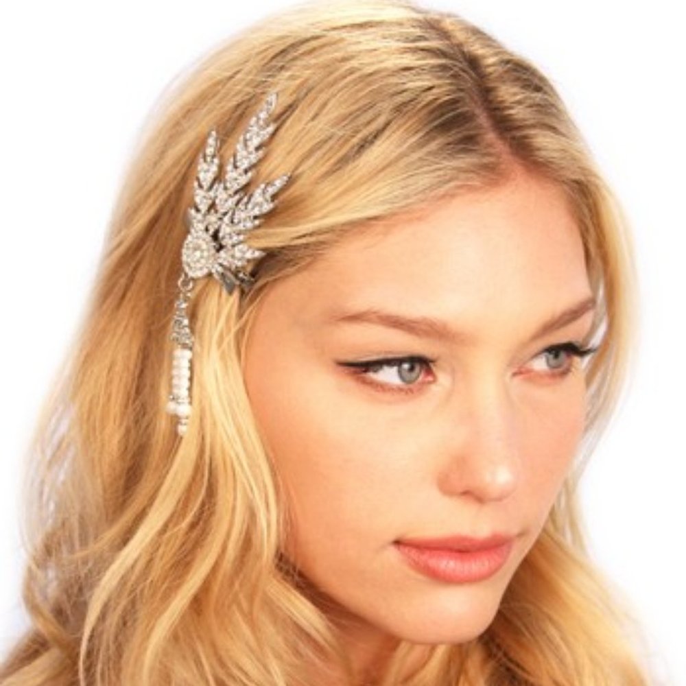 Silvertone & Crystal Leaf Medallion Clip